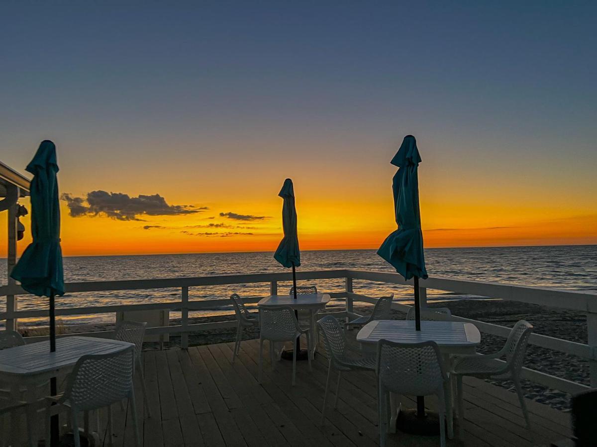 Pearl Beach Inn Englewood Bagian luar foto